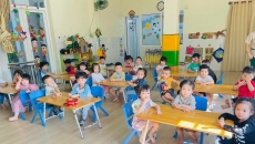 BÉ TẬP VẼ CUỘN LEN NHIỀU MÀU SẮC BÉ TẬP VẼ CUỘN LEN NHIỀU MÀU SẮC